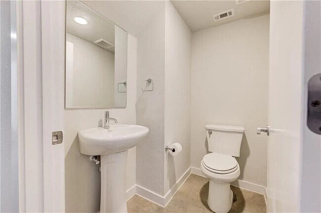 Foto del edificio - 6554 E Lovers Ln