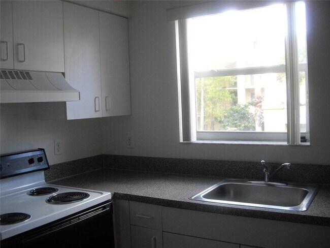 Foto del edificio - 751 N Pine Island Rd