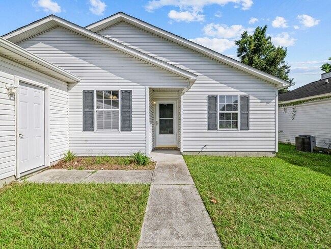 Building Photo - 4 Bedroom Minutes from Western!