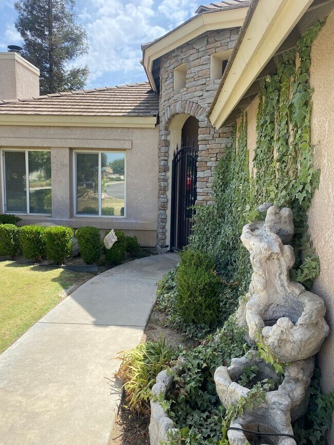 Foto del edificio - Elegant 3-Bedroom Home in Seven Oaks