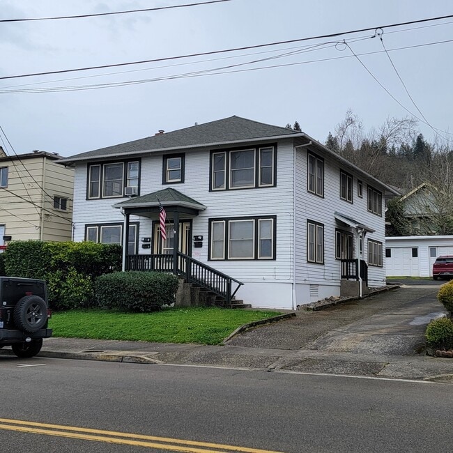 Building Photo - 721 SE Kane St