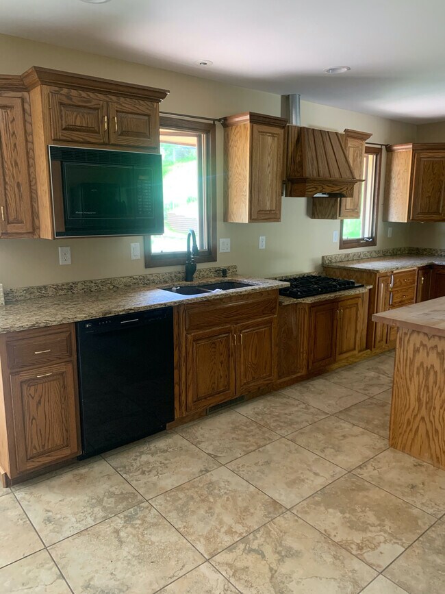 Building Photo - 2914 Meadowbrook Dr