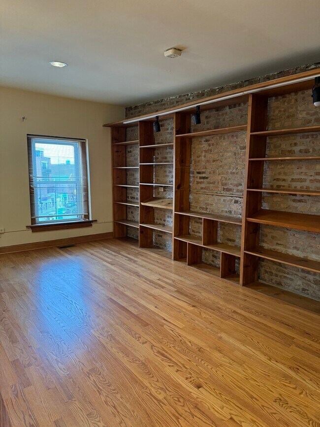 Building Photo - 2360 N Clybourn Ave