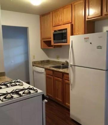 Building Photo - 2102 Pompton Dr