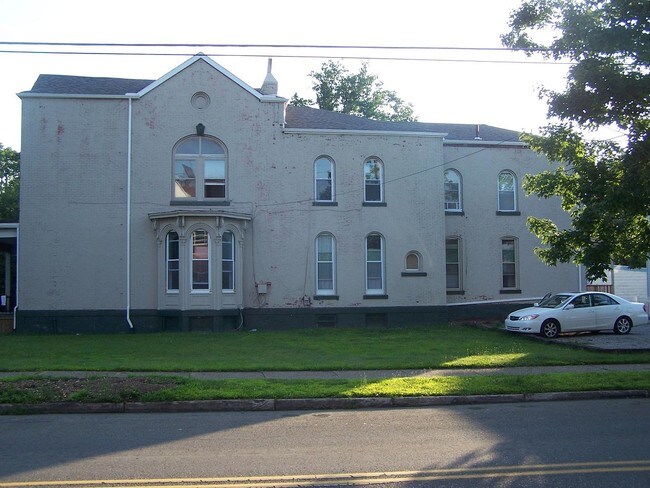 Building Photo - 606 W 8th St