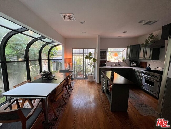 Foto del edificio - 8998 Lloyd Pl