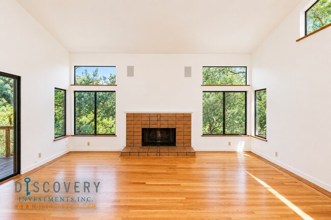 Foto del edificio - Montclair Four Bedroom Contemporary Late 20th Century Home