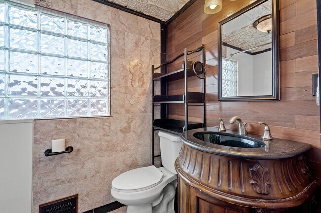 Foto del edificio - Amazing 2 bedroom home in Clairton available April 15!