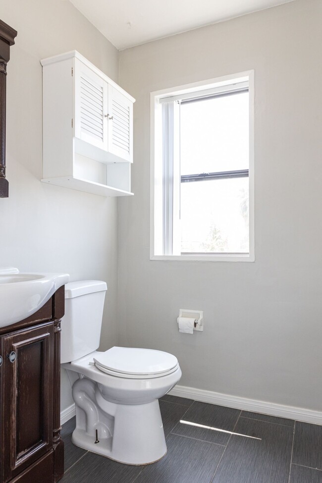 Building Photo - Two story 1 bed, 1 bath with in unit laund...