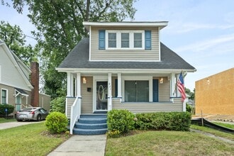 Building Photo - 831 W 35th St