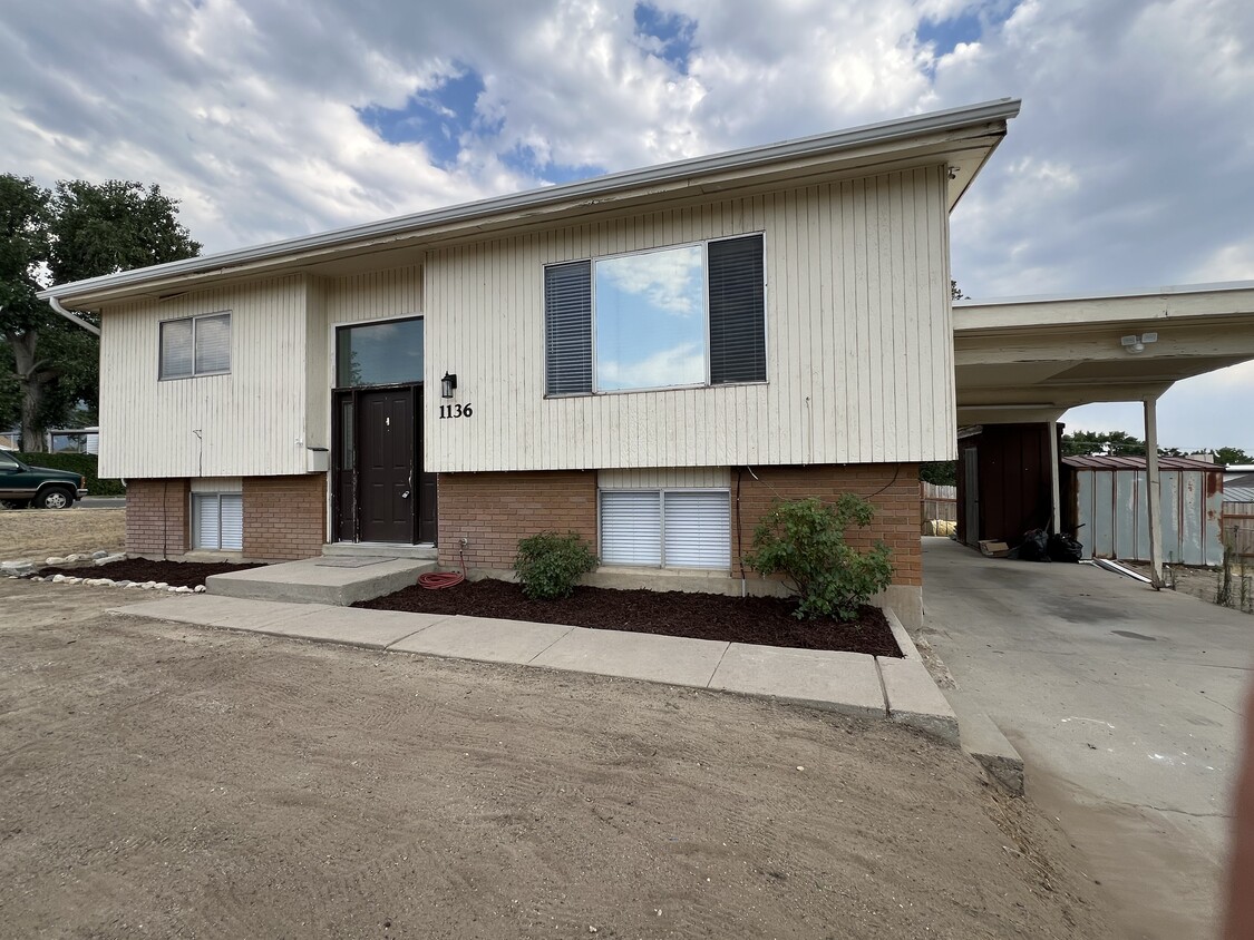 Front - 1136 E Violet Dr