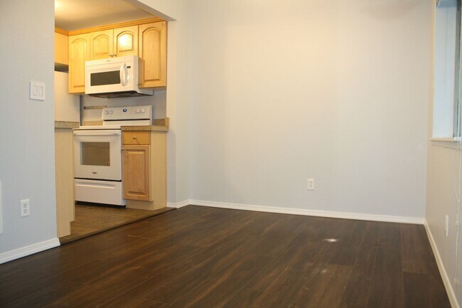 Foto del edificio - Top Floor 3 bdrm Mill Creek Country Club Condo Rental. Private back deck to nature reserve. Swim ...