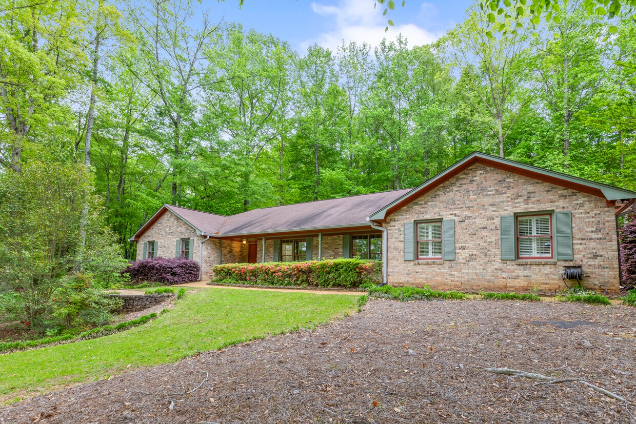 Primary Photo - 2207 Heritage Dr