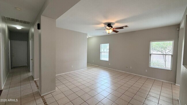 Building Photo - 689 E Springfield Pl