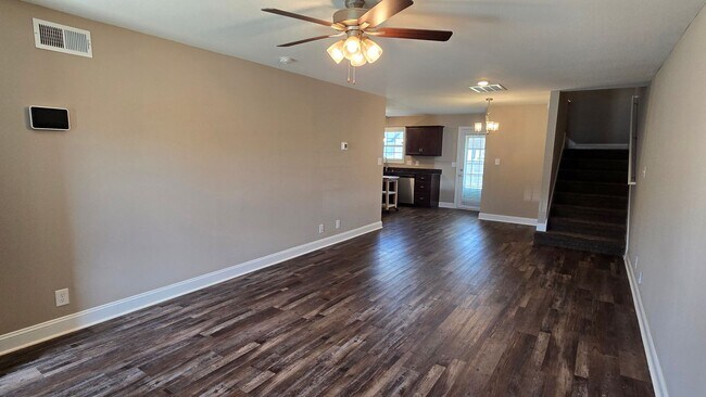 Foto del edificio - Beautiful 3 BDS 2 BA with fenced in yard
