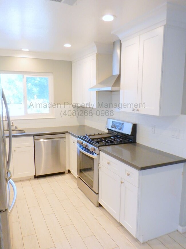 Building Photo - Remodeled Home in Great Location w/ Award ...