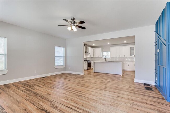 Building Photo - 870 Gaston St SW