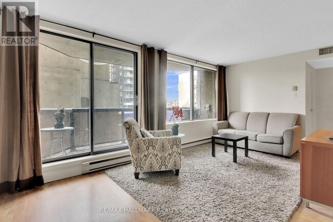 Building Photo - 470 Laurier Ave W
