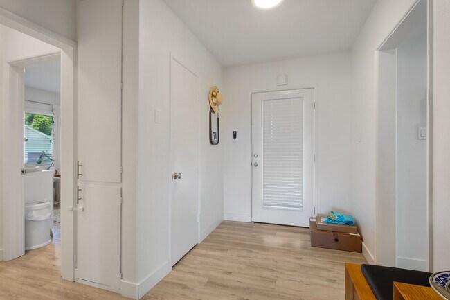 Entry Way - 1722 Rotary Dr