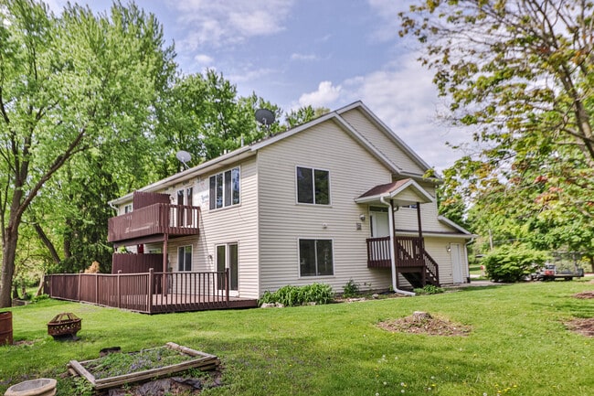 Building Photo - 1410 S River Rd