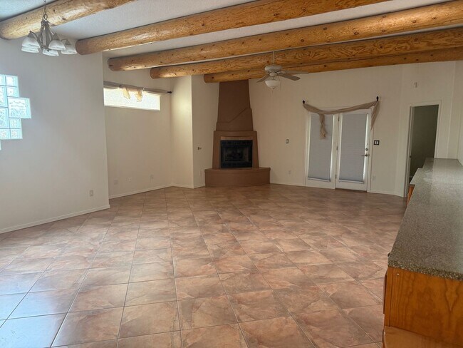 Foto del edificio - Location, Location!  3 Br, 2 Ba, fireplace in living room, kitchen appliances