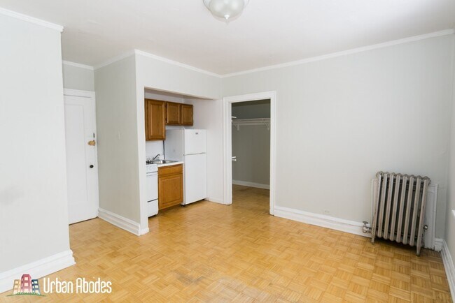 Foto del edificio - 717 W Belmont Ave
