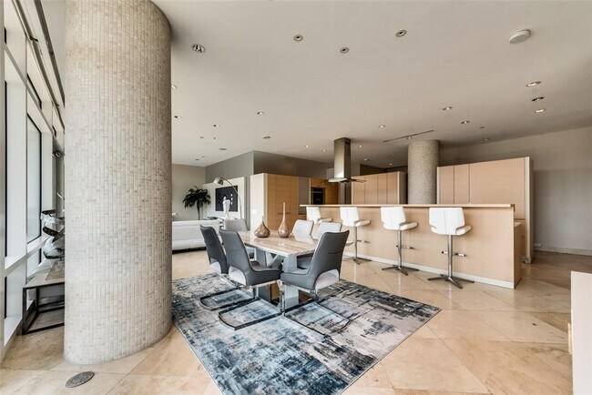 Foto del edificio - 2340 Victory Park Ln