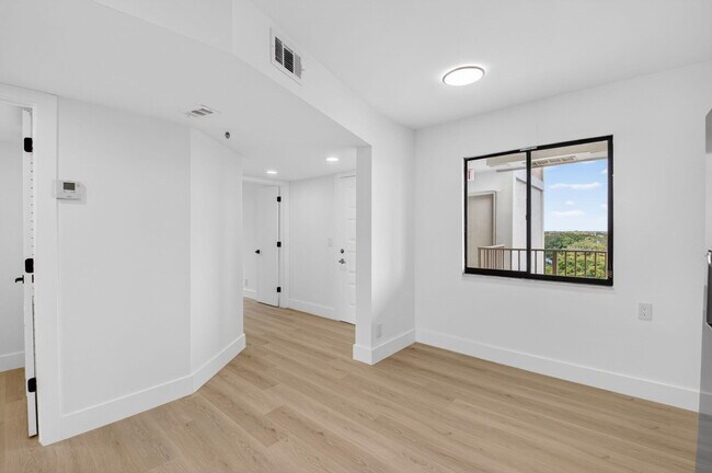 Foto del edificio - 14475 Strathmore Ln