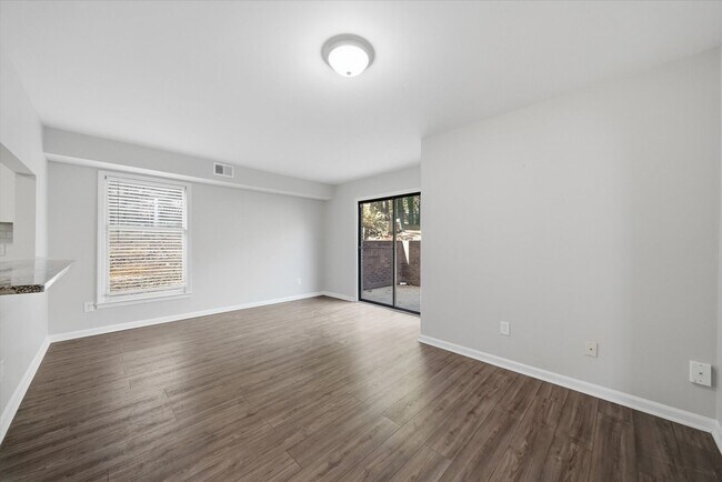Foto del edificio - 3-Bedroom Townhome Just Minutes From Downtown Hickory!