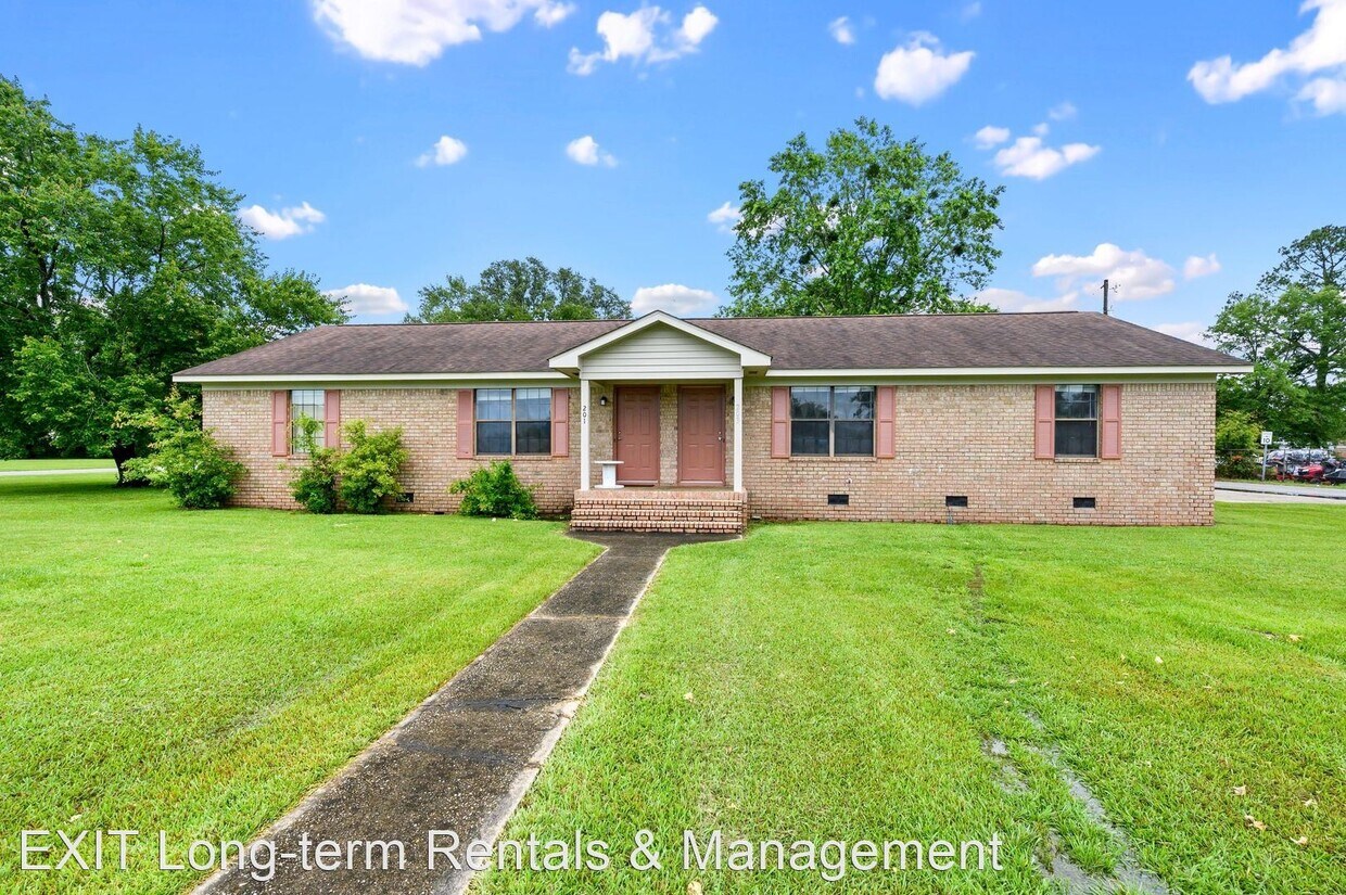 2 br, 1.5 bath House 203 South Cypress House Rental in Foley, AL