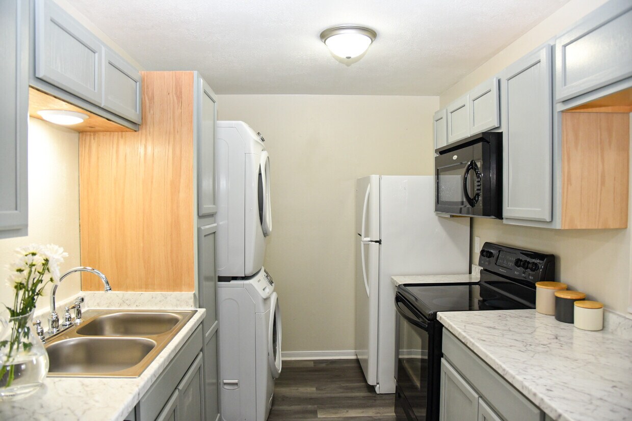 Primary Photo - 700 Navarro Dr