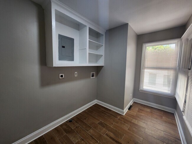 Building Photo - 4 Bedroom, 3 Bath Ranch in the heart of Mo...