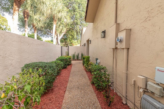 Building Photo - 6876 Palmar Ct