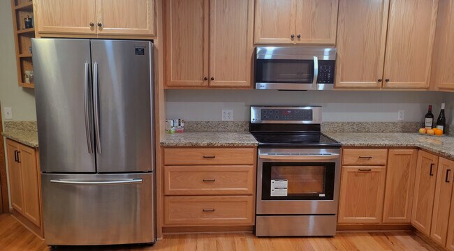 Building Photo - 1527 Oakwood Ter