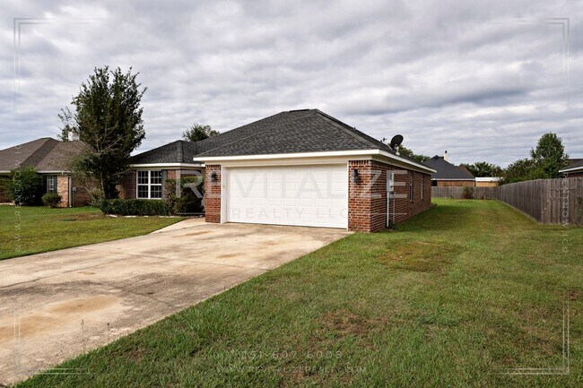 Foto del edificio - Spacious 3-Bedroom Home with Open Floor Plan and Big Backyard in West Mobile!
