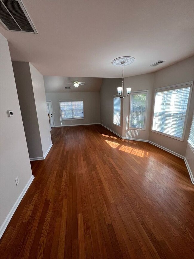 Foto del edificio - Spacious 3 bedroom 2.5 bathroom Townhome w...