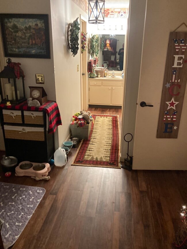 Building Photo - 821 1/2 Red Oak Trail