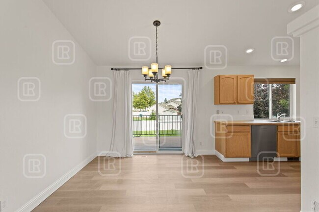 Building Photo - 1115 W Palouse Dr