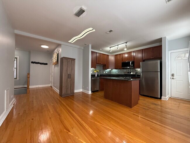 Building Photo - 2611 W Rosemont Ave