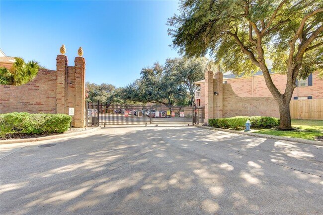 Building Photo - 2255 Braeswood Park Dr