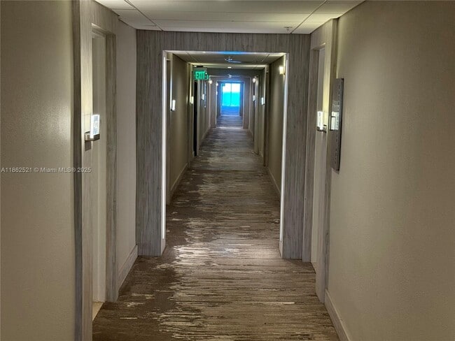 Foto del edificio - 10275 Collins Ave