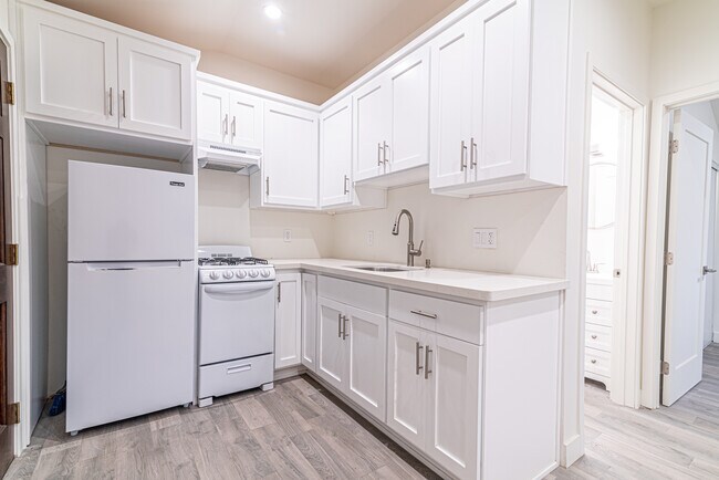 kitchen - 7052 Whitaker Ave