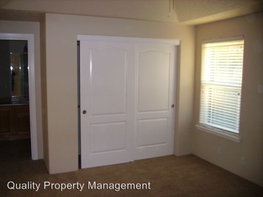 Building Photo - 2990 SW Ravenwood Dr