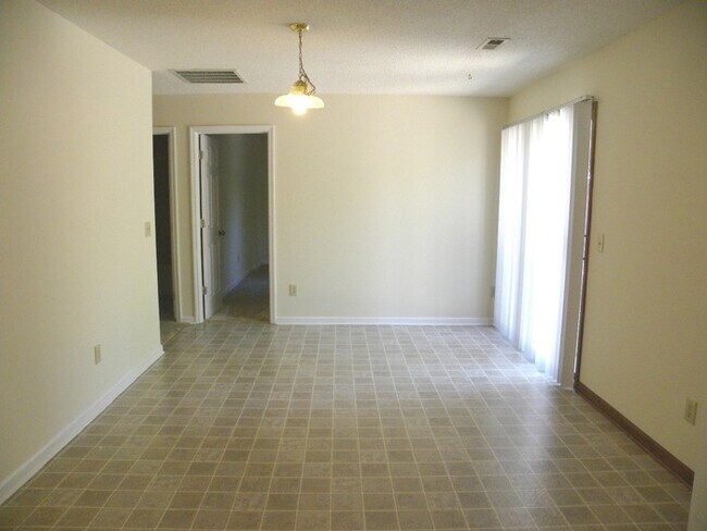 Building Photo - 2 miles from Wrightsville Beach! 2 Bedroom...