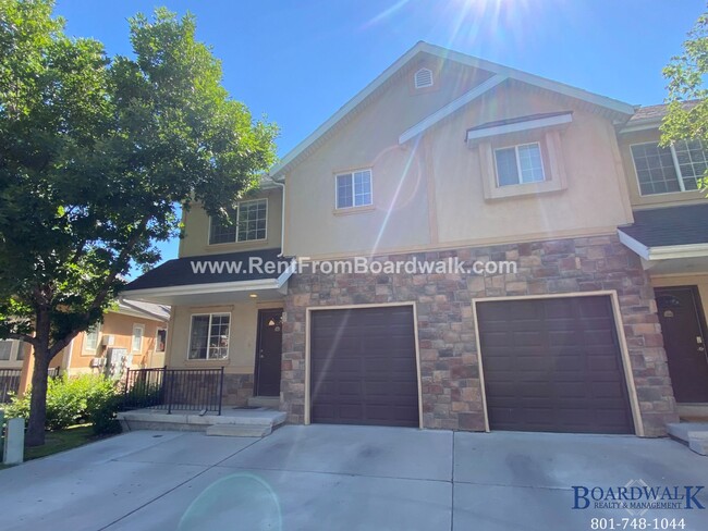 Building Photo - Beautiful 3 Bedroom Townhome End Unit in D...