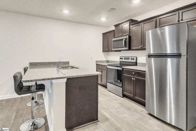 Building Photo - 3 bed, 2.5 bathroom Townhouse