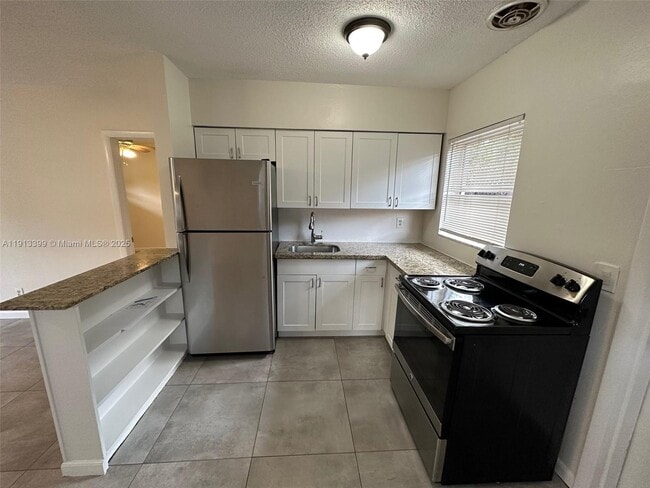 Building Photo - 307 SW 10th Ave