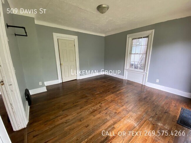Building Photo - 509 Davis St