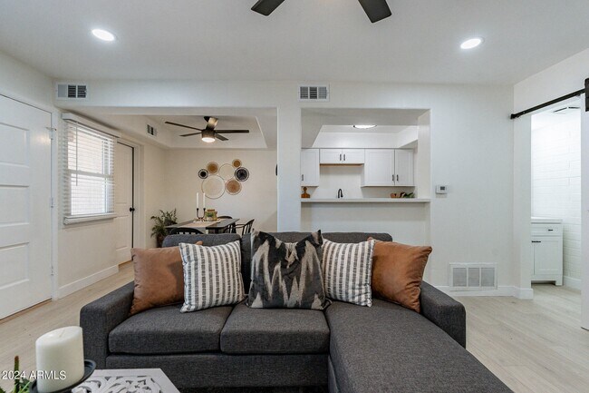 Foto del edificio - 8103 E Glenrosa Ave
