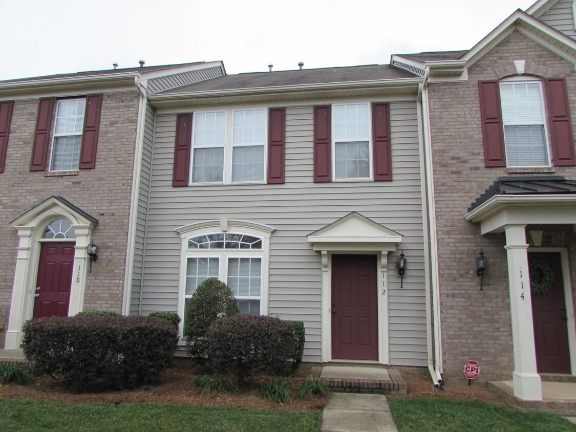 Foto principal - Lovely 3 Bed/2.5 Bath Townhome in Talbert ...
